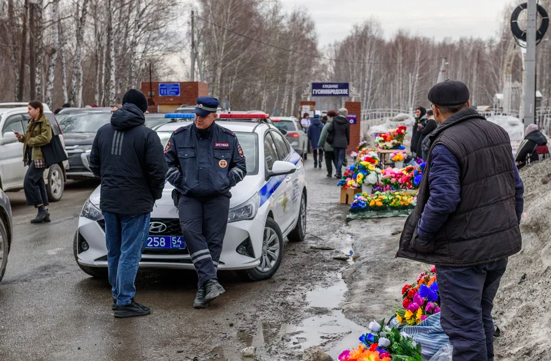 Фото Погибшие бойцы СВО, памятник Пригожину и слёзы родных. Как новосибирцы почтили умерших на Радоницу – репортаж с Гусинобродского кладбища 4